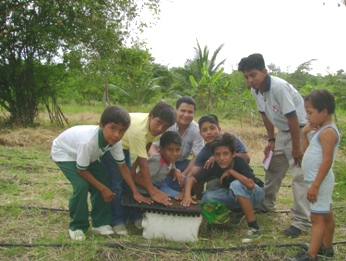 Alcuni ragazzi del Centro di Agua Pato con l’agronomo Frank  e l’educatore Juan Antonio nell’orto comunitario